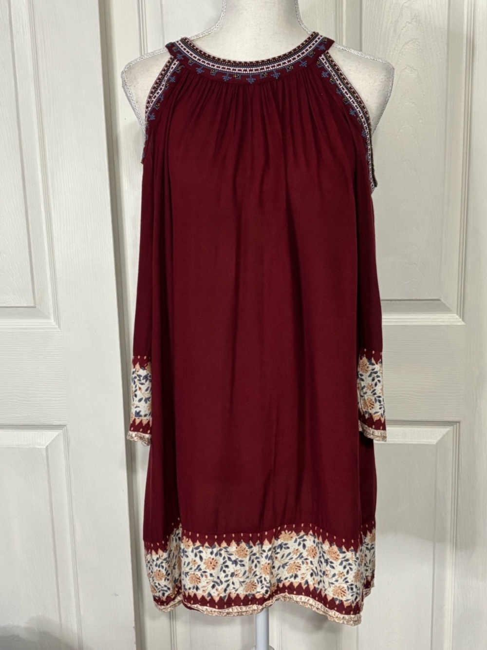 En Creme Burgundy Cold-Shoulder Embroidered Tunic Dress Size Medium